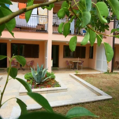 Apartment In With Terrace, Wifi Poreč